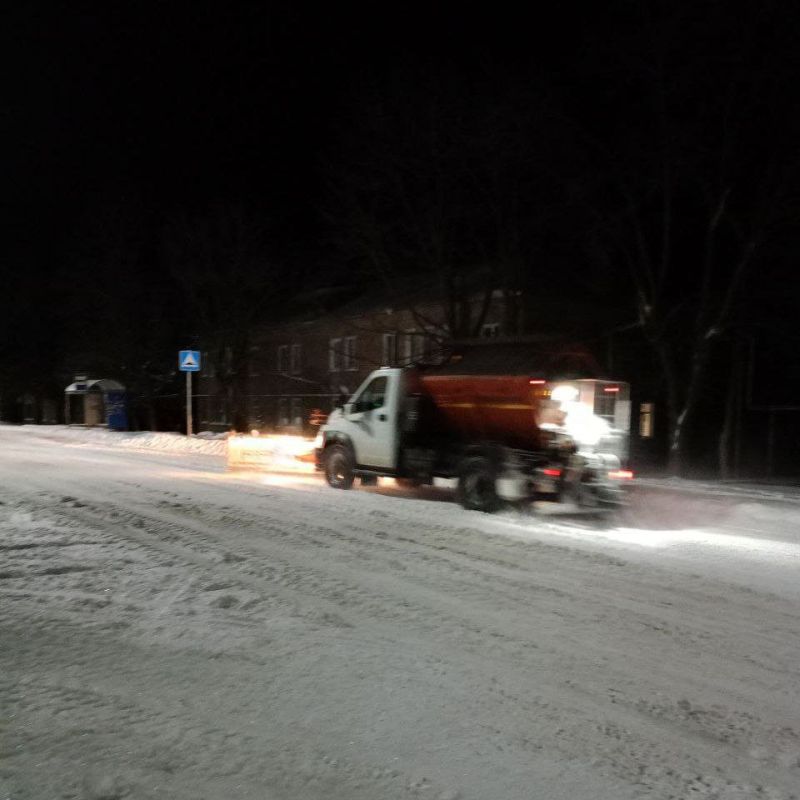 Сергей Колягин: Сегодня сотрудники муниципальных унитарных предприятий продолжили выполнять мероприятия по очистке городских дорог и тротуаров от снега
