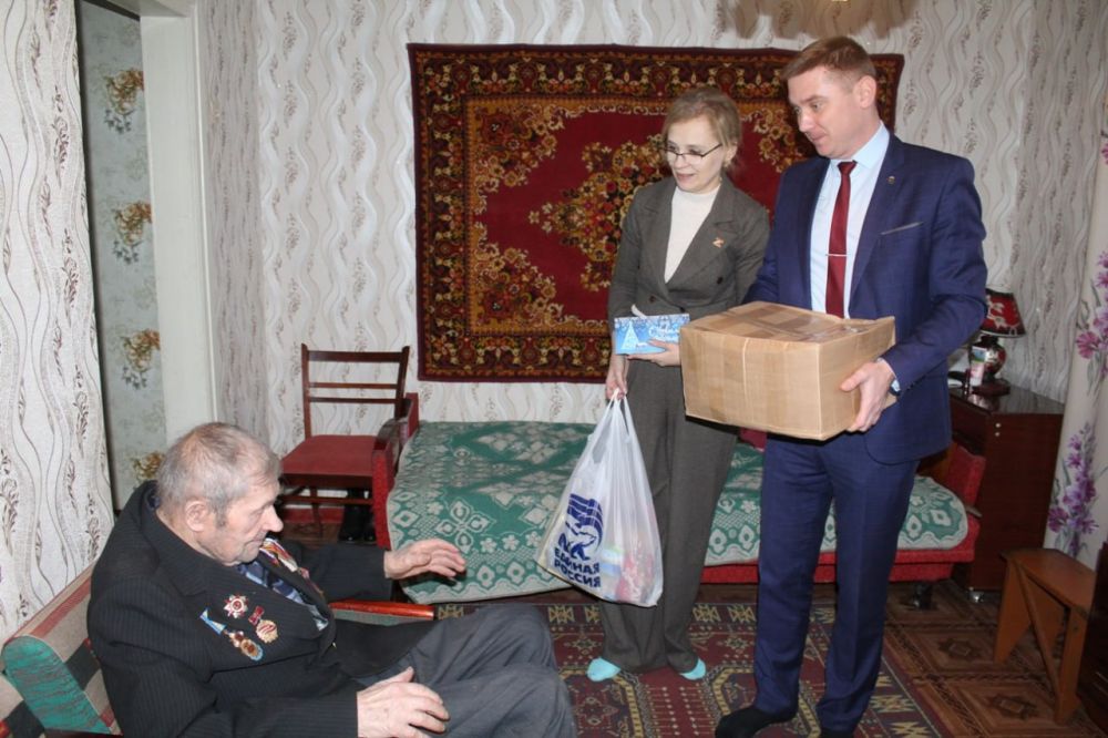 Глава муниципального образования городской округ город Кировск ЛНР Виктория Сергеева совместно с Депутатом Народного Совета...