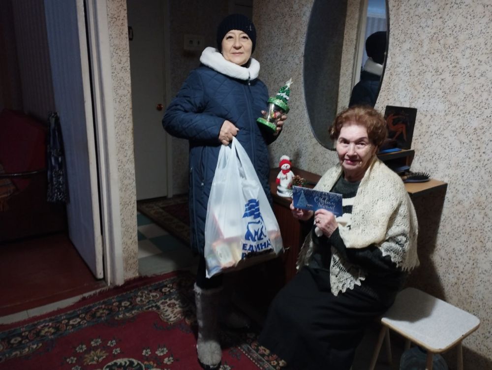 В преддверии Старого Нового года, Стахановские единороссы поздравили ветеранов Великой Отечественной войны в рамках всероссийской акции «С Новым годом, Ветеран!»