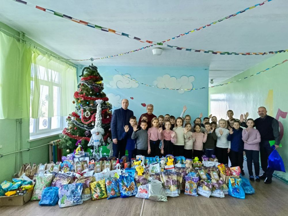 Сегодня в гостях у детворы Зимогорьевской гимназии был Глава Славяносербского муниципального округа Крамаренко Сергей Анатольевич, который в дружеской и непринуждённой обстановке передал привет гимназистам от их сверстников из Алтайского края
