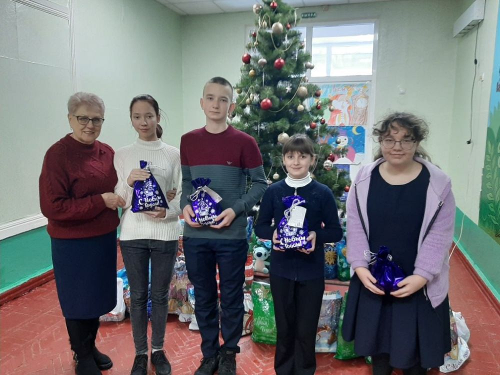 Новогодние подарки участникам школьного театра вручил Глава округа