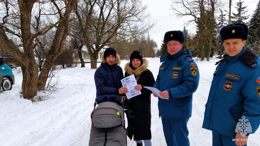 Славяносербские спасатели пообщались с работниками и посетителями рынков