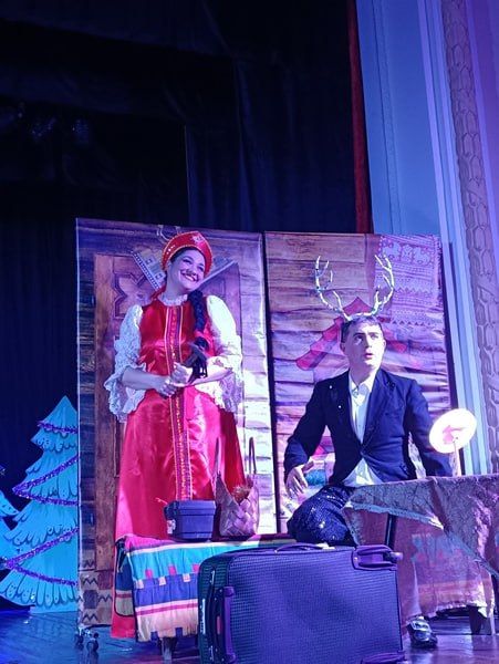 Накануне Старого Нового года постановка "Бриллиантовые рога" в исполнении народного театрального коллектива "Эксперимент" Центра культуры и досуга города Ирмино стала настоящим подарком для жителей и гостей города