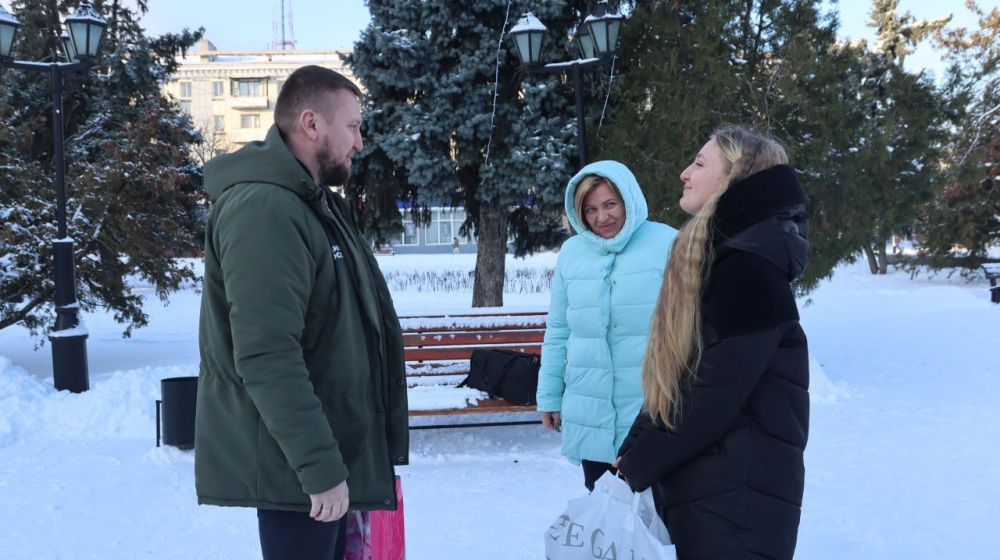 Председатель Народного Совета ЛНР Денис Мирошниченко исполнил желание четырнадцатилетней Алины из села Желтое Славяносербского района в рамках акции «Елка желаний»