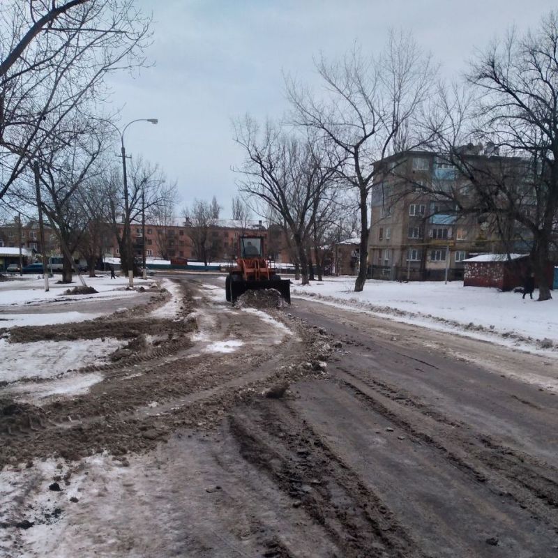 Коммунальная служба города Ирмино продолжает расчистку проезжей части дорог от снега