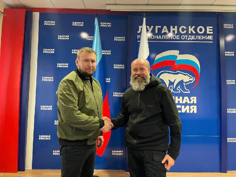 Денис Мирошниченко вручил командиру 2-го батальона бригады БЛА ГРОМ «Каскад» государственные награды ЛНР для бойцов батальона