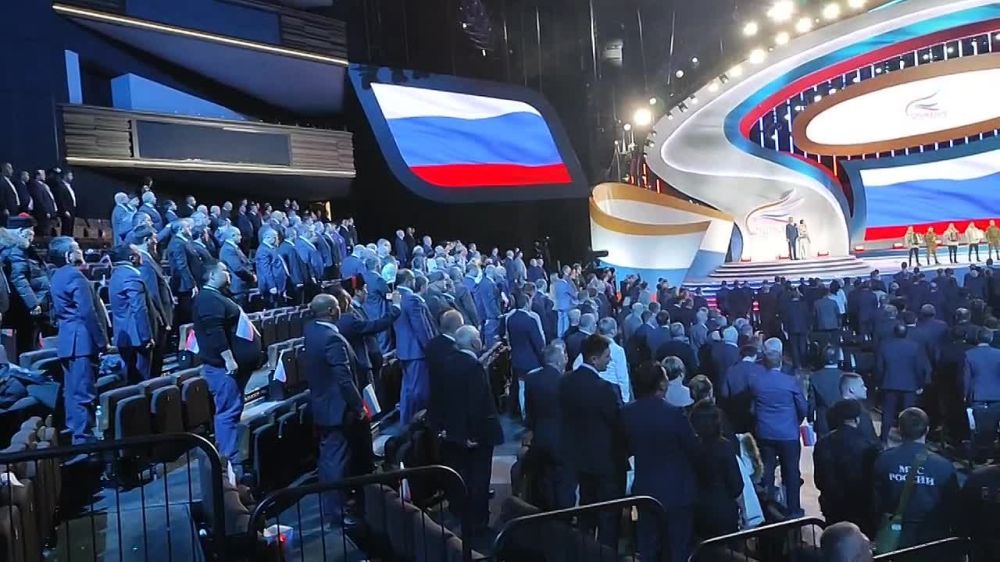 Сергей Колягин: Гимном Российской Федерации завершился первый в истории форум "Малая Родина - Сила России", который собрал почти 7,5 тысяч руководителей органов местного самоуправления из всех регионов нашей необъятной Родины