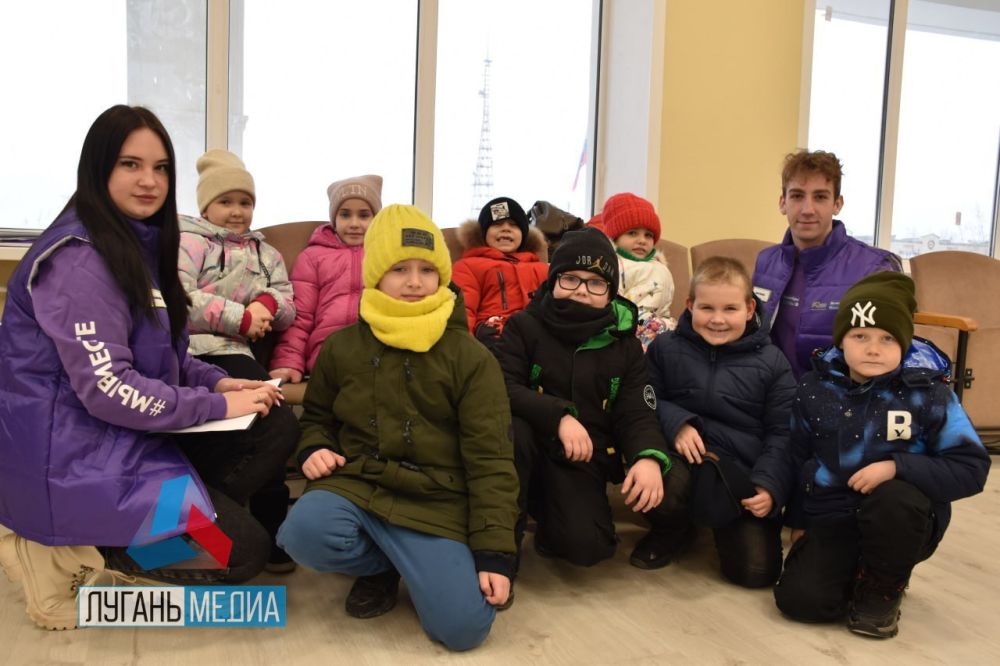 Министр молодежной политики ЛНР Юлия Величко совместно с активистами Молодой Гвардии Единой России посетила детей и молодежь...