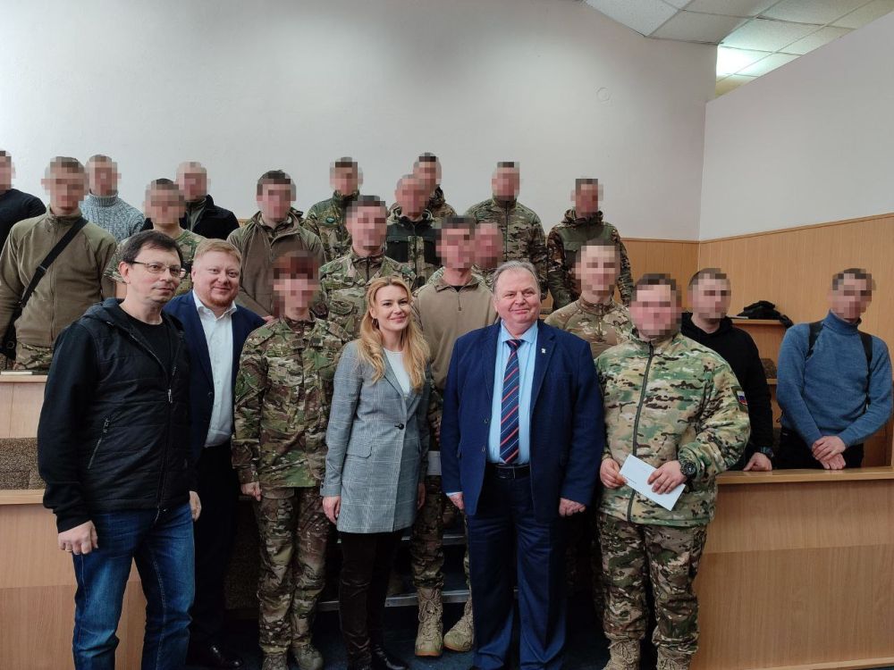 Дарья Лантратова: В День российского студенчества вместе с Министром образования и науки ЛНР Иваном Кусовым и ректором Высшей школы экономики Никитой Анисимовым поздравляли студентов Республики