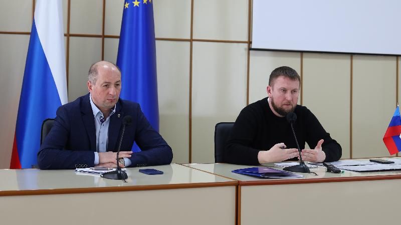 Денис Мирошниченко обсудил вопросы взаимодействия с ветеранскими, молодежными активистами и депутатами совета Славяносербского муниципального округа