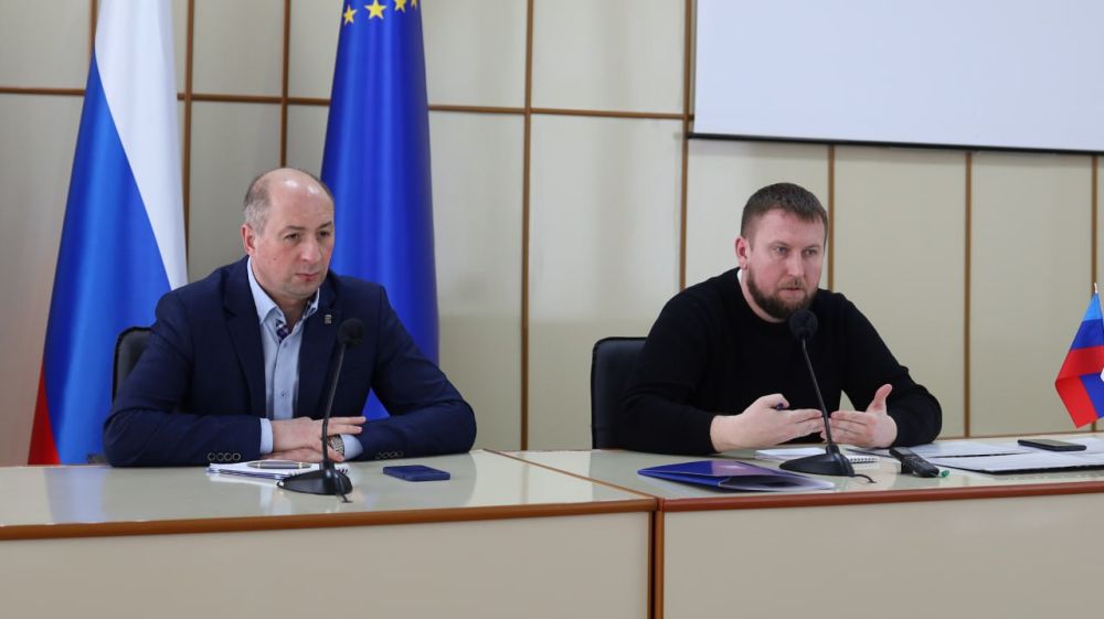 Денис Мирошниченко обсудил вопросы взаимодействия с ветеранскими, молодежными активистами и депутатами совета Славяносербского муниципального округа