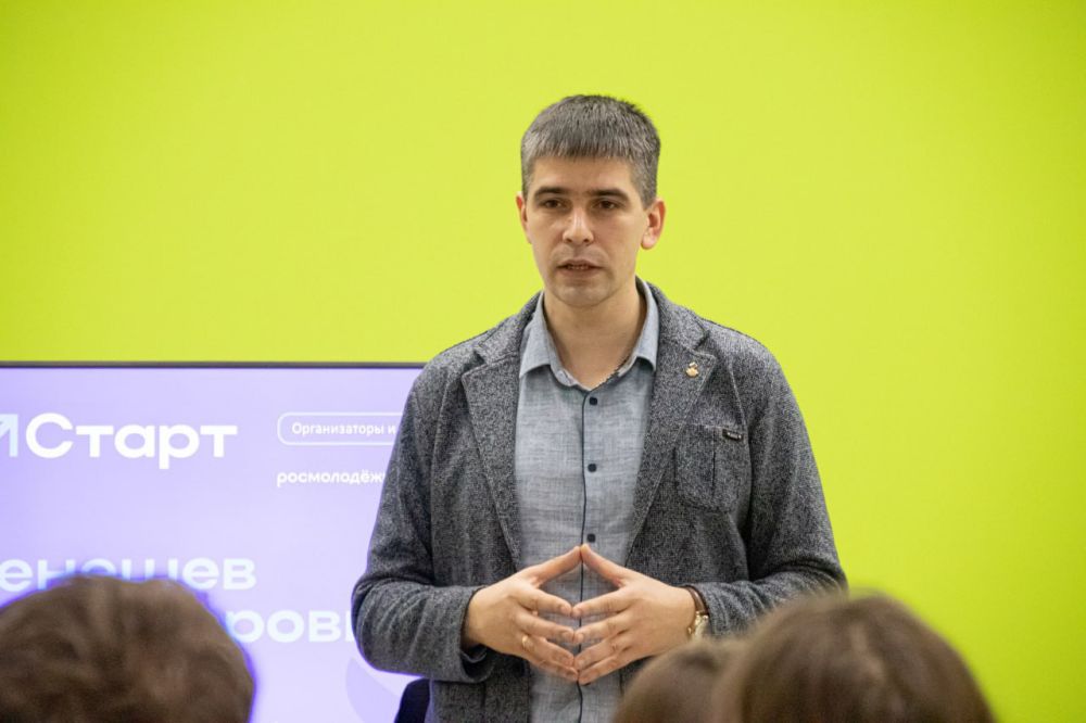 Министр спорта ЛНР Олег Шеренешев 26 января встретился со студентами Республики в рамках реализации федеральной программы «ГосСтарт. Диалог» и побеседовал с ребятами о том, как построить карьеру