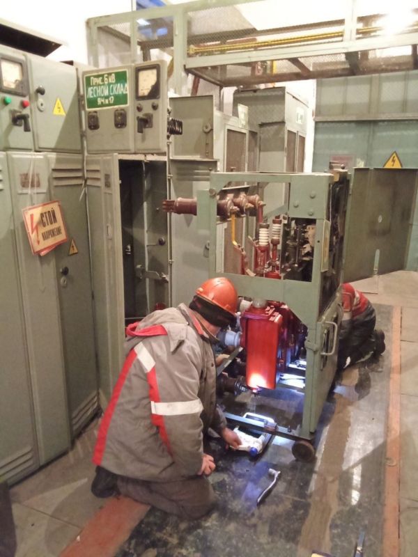 Энергетики отремонтировали энергооборудование в Краснодоне для бесперебойного энергоснабжения жителей и социально-значимого объекта, сообщили в ГУП ЛНР "РСК"