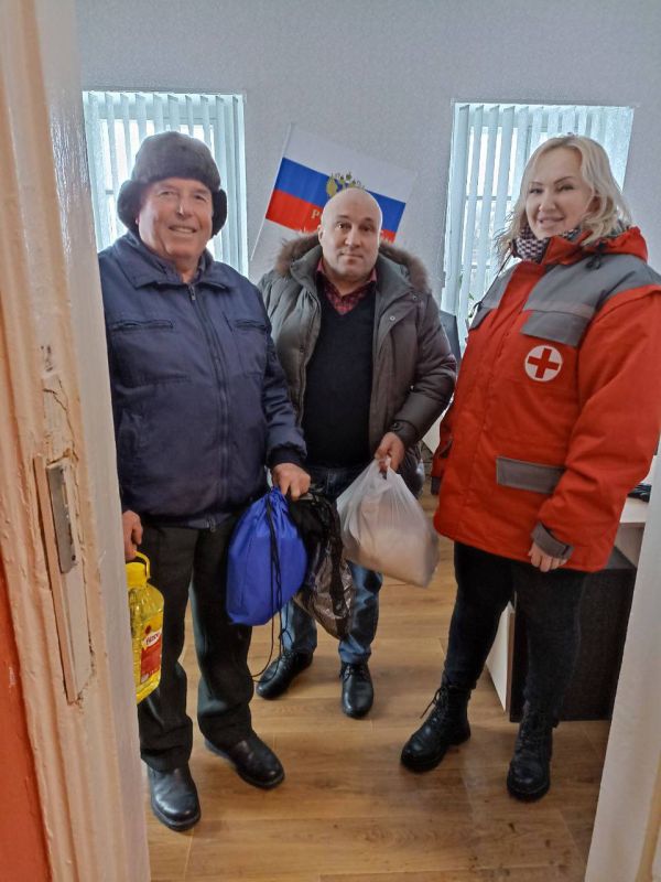 Работники организации «Общество Красного Креста " совместно с начальником отдела обеспечения жизнедеятельности с.Евсуг Ворониным Жданом Ивановичем произвели выдачу гуманитарных наборов ветеранам ВОВ сел Евсуг, Парневое, Привольное