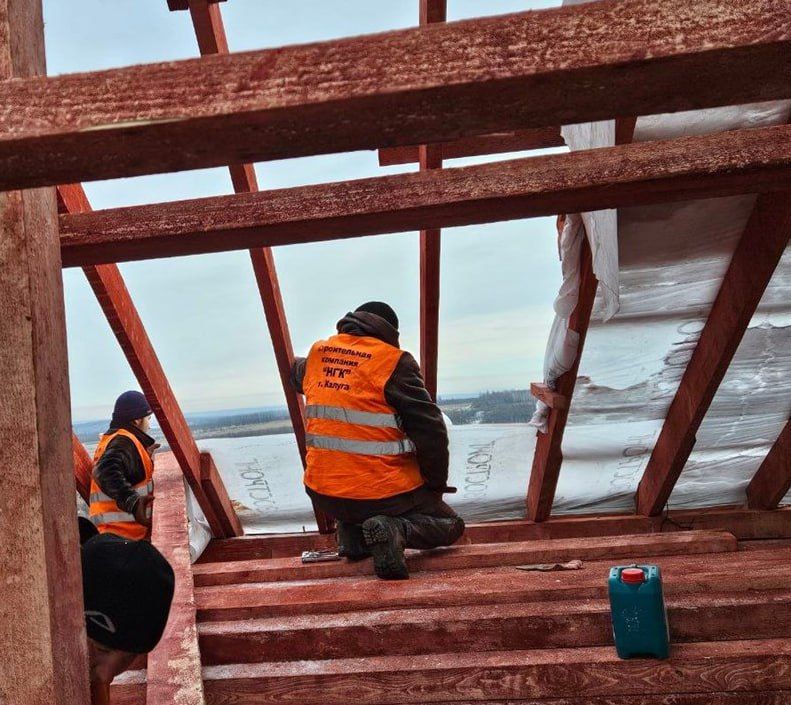 Специалисты из Калужской области ремонтируют кровли домов в городе Горское