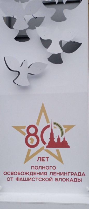 Десятки тысяч питерцев и гостей Северной столицы прибыли на Пискаревское кладбище Санкт-Петербурга, чтобы отдать дань памяти жертвам блокады Ленинграда в период Великой Отечественной войны 1941-1945 годов