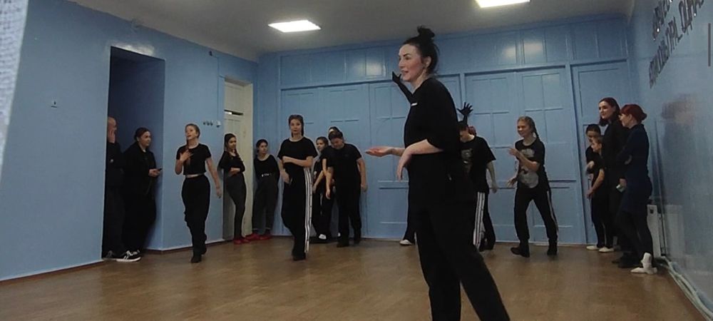 В рамках проекта «Одна культура – одна страна!» при поддержке Президентского фонда культурных инициатив в молодежном центре «Чайка» прошел мастер-класс по современной хореографии, включающий в себя направление Hip-Hop