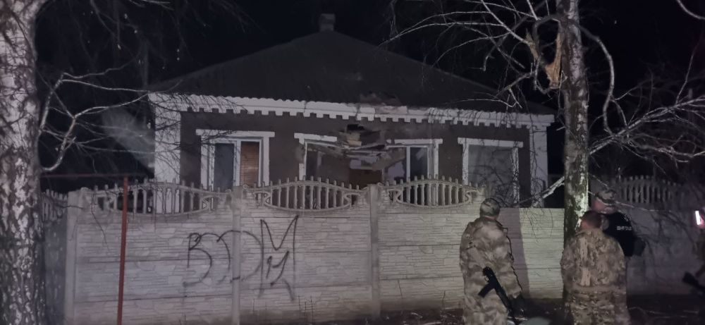 Поздно вечером 31 января в результате удара беспилотника ВСУ был частично разрушен жилой дом в Зимогорье Славяносербского района, сообщили в военной комендатуре