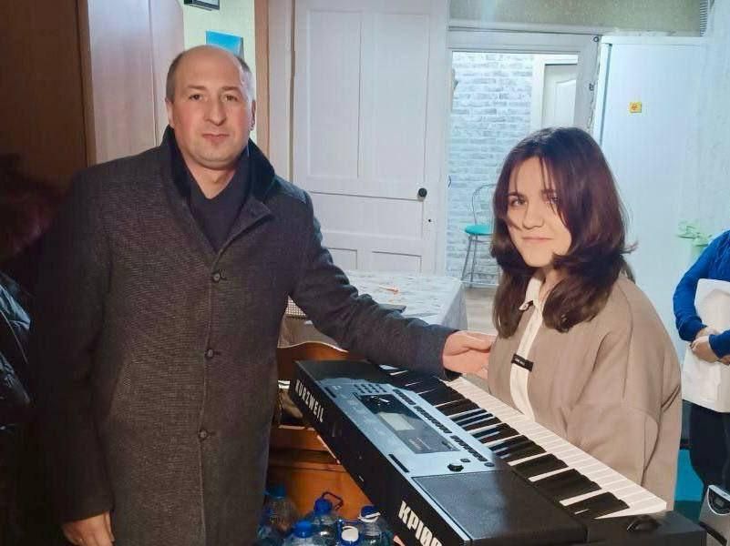 Глава Алтая передал подарок юной жительнице Зимогорье