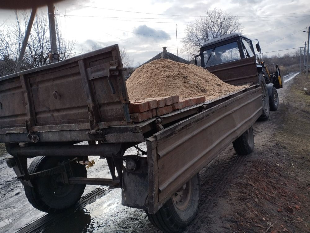29 января одна из семей в городе Новодружеске пострадала при обстреле ВСУ. Как мы писали ранее, дом, а главное печь, с помощью которой отапливалось помещение, были частично разрушены