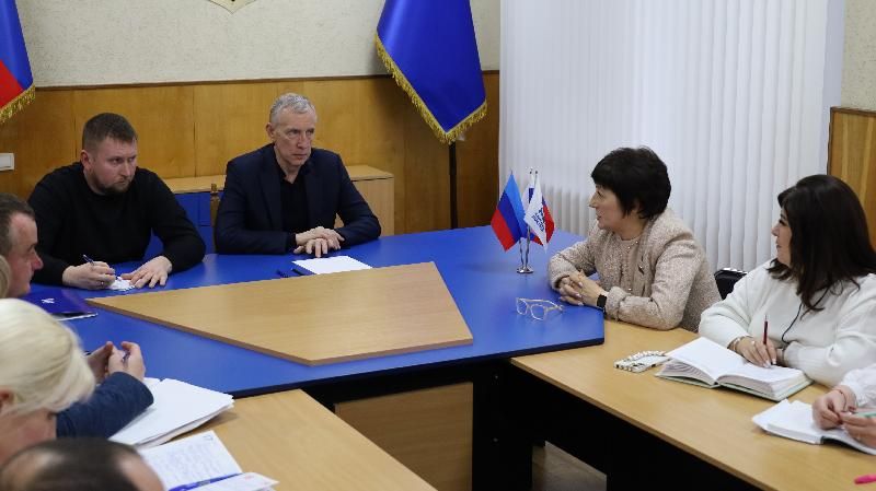 Денис Мирошниченко в Стаханове обсудил с депутатами местного совета, ветеранским и молодежным активами города актуальные проблемы муниципального округа