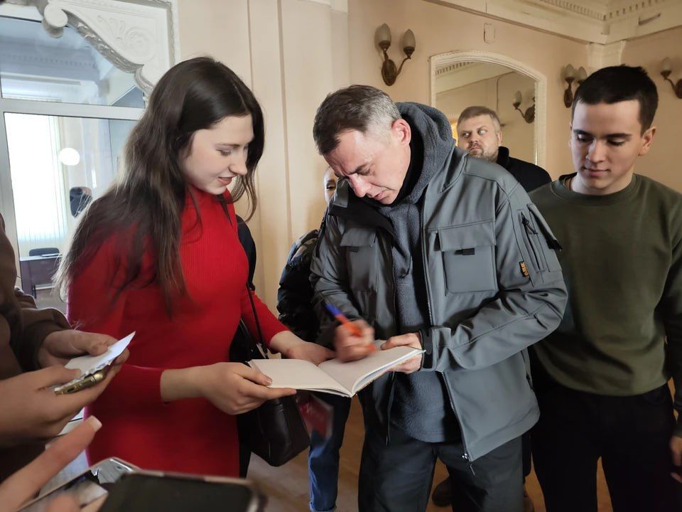 «Испытывайте этот мир»: Игорь Петренко рассказал луганским студентам, как работает над своими ролями