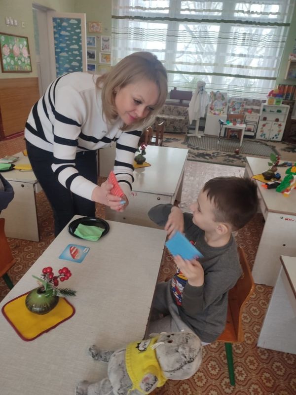 В Краснолучском детском саду компенсирующего типа № 45 «Колокольчик», в группе «Капитошки», учитель-дефектолог провела логопедическое занятие по лексической теме «Транспорт»