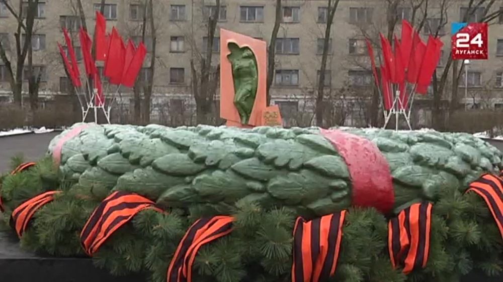 В столице ЛНР почтили память героев минутой молчания и возложили цветы к Братской могиле советских воинов, погибших в боях за освобождение города