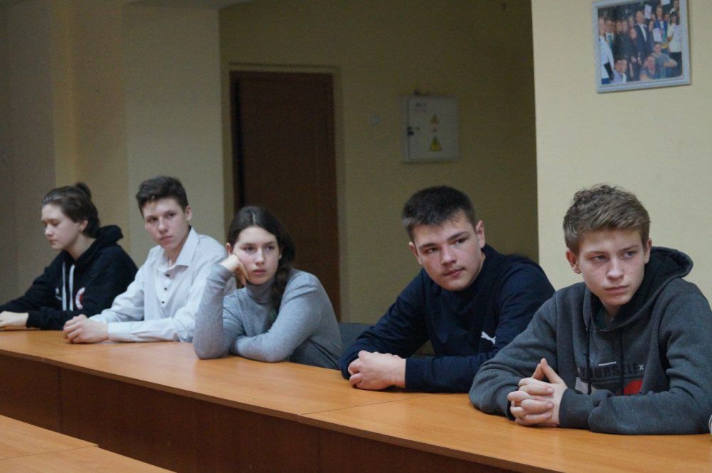 Сегодня, на базе Центра Молодёжных Инициатив прошло рабочее совещание с представителями ТО ВВПОД "ЮНАРМИЯ", при участии начальника отдела молодежи и спорта - Бем Н.А. администрации города Стаханова