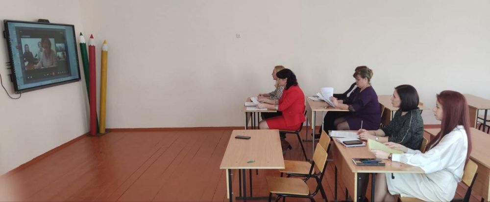 По совместному плану мероприятий педагоги школ №3 Антрацита и школы №1 имени Героя Советского Союза Ивана Тенищева села Александровского в режиме видеосвязи провели конференцию