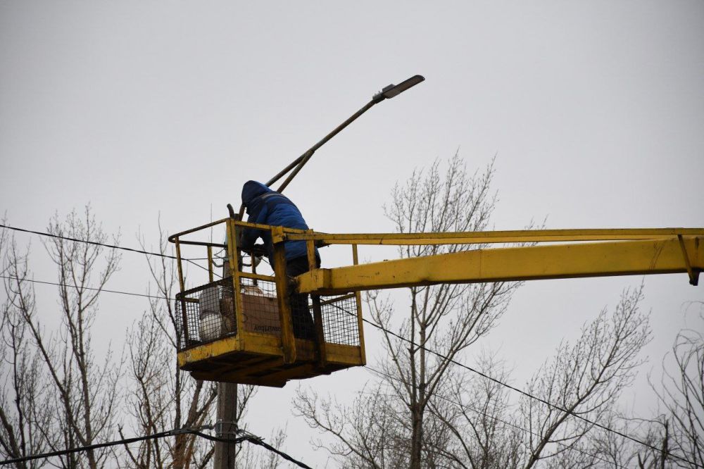 Сергей Колягин: Сотрудники МУП «Комбинат коммунальных услуг города Первомайска» с наступлением благоприятных погодных условий продолжили выполнять мероприятия по обслуживанию и модернизации систем наружного освещения в городе Первомайске