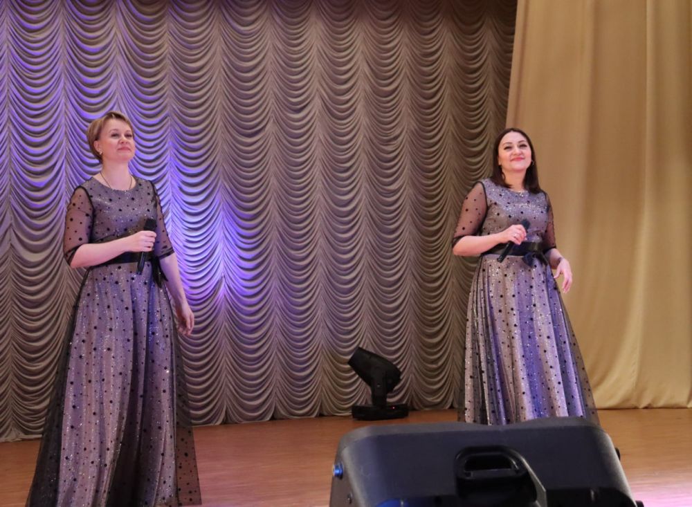 На сцене центрального городского Дворца культуры им. Ленина выступили творческие коллективы Александровского муниципального округа Ставропольского края