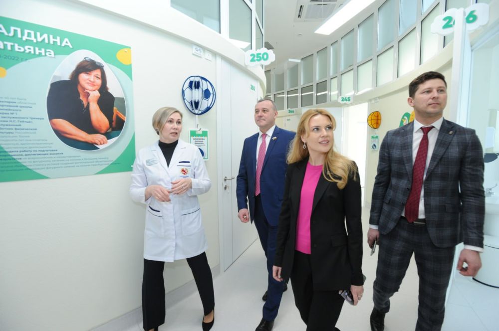 Дарья Лантратова: Заехали осмотреть новую детскую поликлинику, которая недавно открылась в Оренбурге