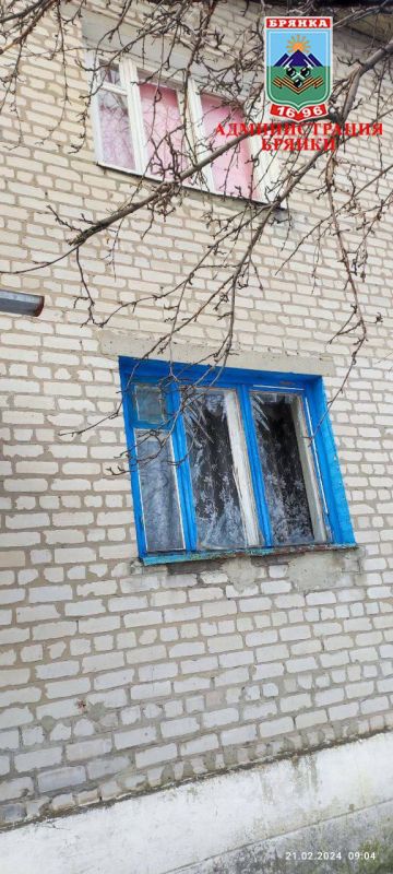 Пять многоквартирных жилых домов в поселке городского типа Вергулевка получили повреждения в результате обстрела со стороны киевских боевиков, сообщил глава городского округа Брянка Евгений Морозов