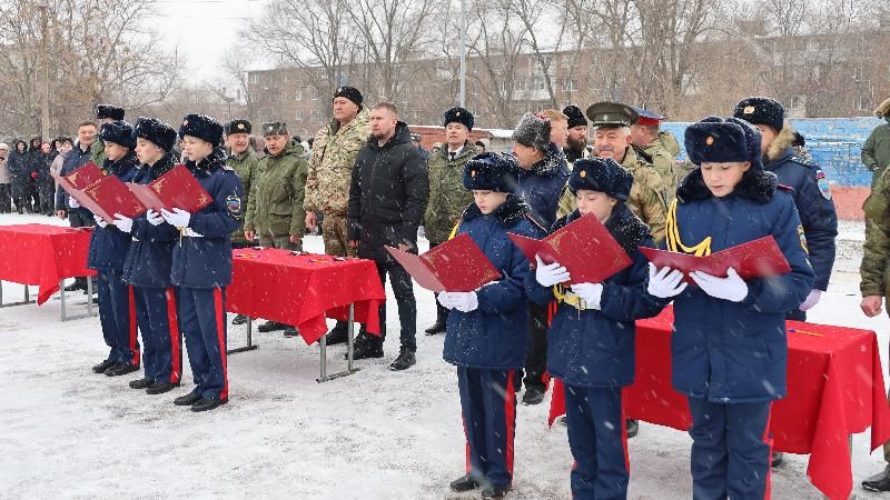 Денис Мирошниченко и Виктор Водолацкий посетили торжественное построение, приуроченное к посвящению в кадеты учащихся Республиканского казачьего кадетского корпуса