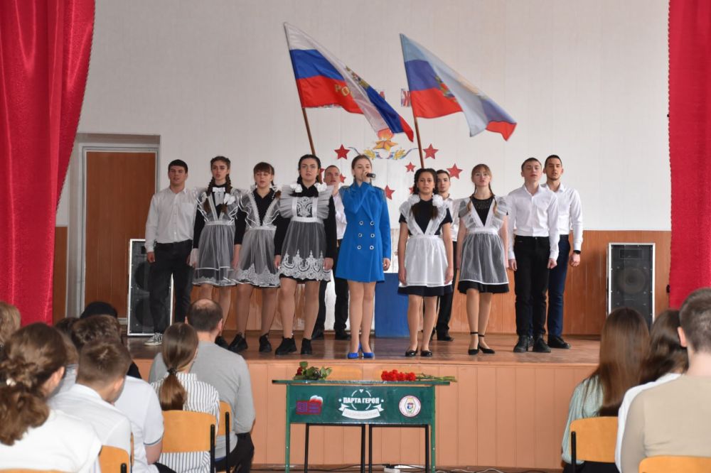 Накануне Дня защитника Отечества в ССШ № 9 им. А. Стаханова состоялось открытие «Парты Героя», посвященной выпускнику школы Владиславу Геннадьевичу Головину, погибшему в ходе СВО