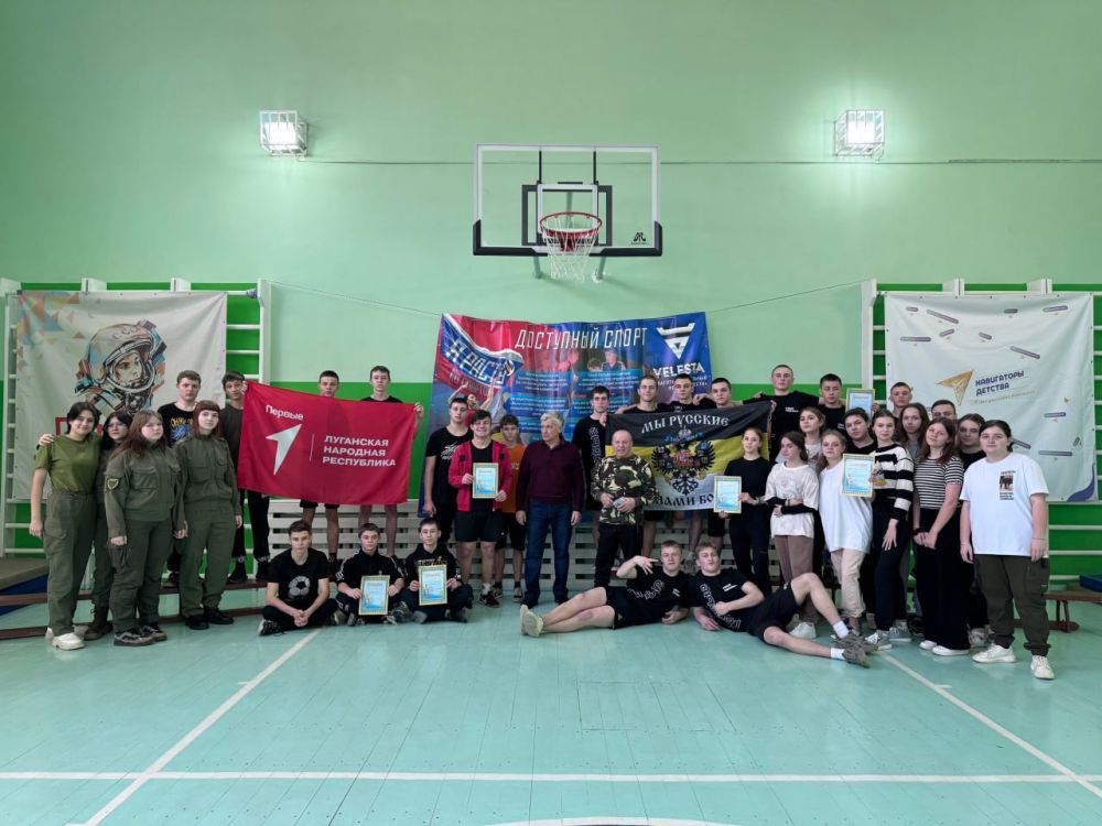 В спортивном зале ГОУ ЛНР «Зимогорьевская гимназия имени Воинов-интернационалистов» состоялось мероприятие «А ну-ка, парни!», в котором Первые Зимогорьеской гимназии Славяносербской средней школы соревновались в ловкости, смекалке, меткости, силе и уме