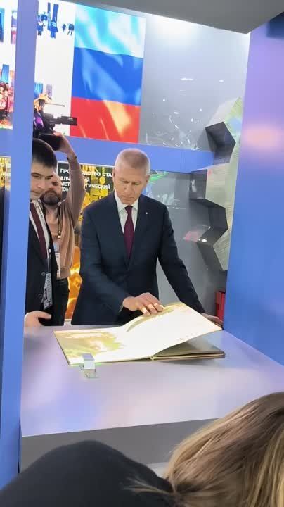 Министр спорта ЛНР Олег Шеренешев провел экскурсию по стенду Луганской Народной Республики на международной выставке "Россия" для министра спорта Российской Федерации Олега Матыцина