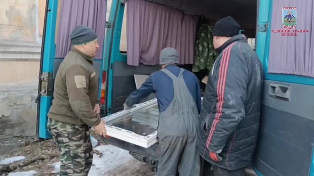 Евгений Морозов: Силами специалистов из Брянской области в Брянке ведутся работы по замене стеклопакетов и оконных блоков в многоквартирных жилых домах, пострадавших в результате украинской агрессии