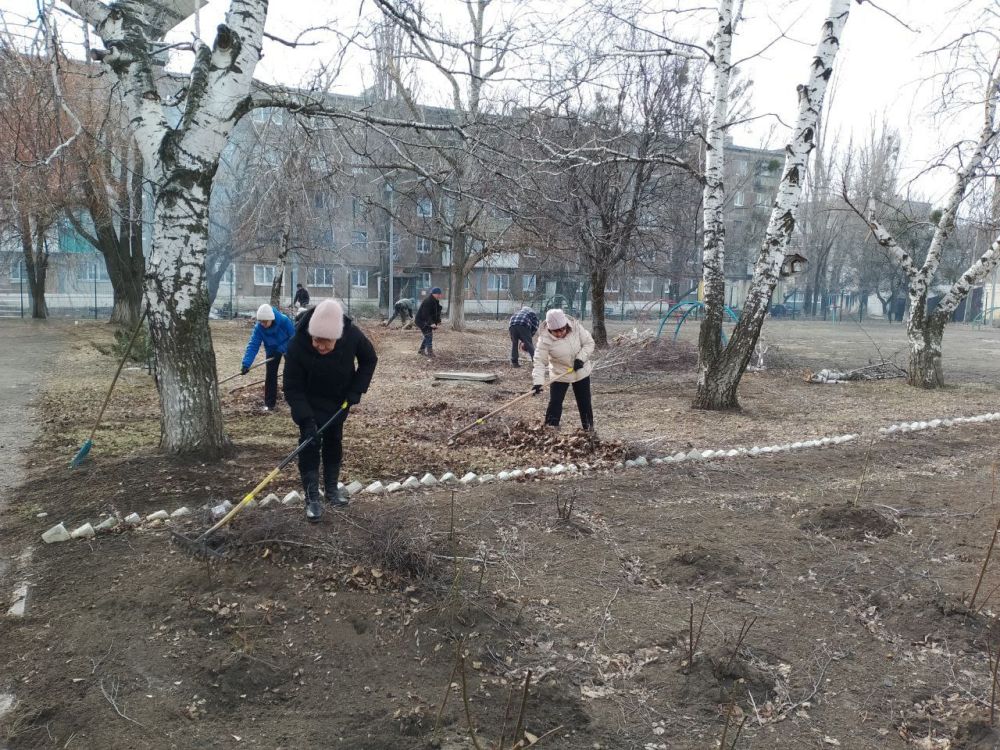 Сергей Колягин: Сегодня, в административно подчинённом Первомайску городе Золотое коллектив Золотовской средней школы №16 во главе с директором, депутатом Совета городского округа Светланой Булкот вышел на первый в этом году "субботник"