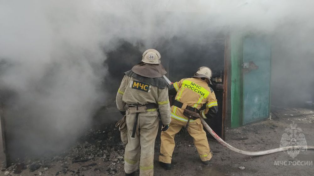 2 марта в 8:05 на номер 101 г. Славяносербска, поступило сообщение о загорании гаража по адресу: пгт. Лозовский, ул. Космонавтов