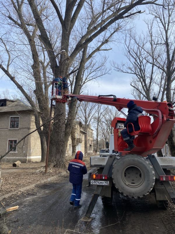 Сергей Козенко: Сегодня специалистами аварийной бригады Курганской области АО «СУЭНКО» проведены работы по восстановлению линий наружного освещения в г. Суходольске: ул. Учительская: восстановлено - 3 пролета; ул. Д. Выставкина – восстановлено 4 пролета