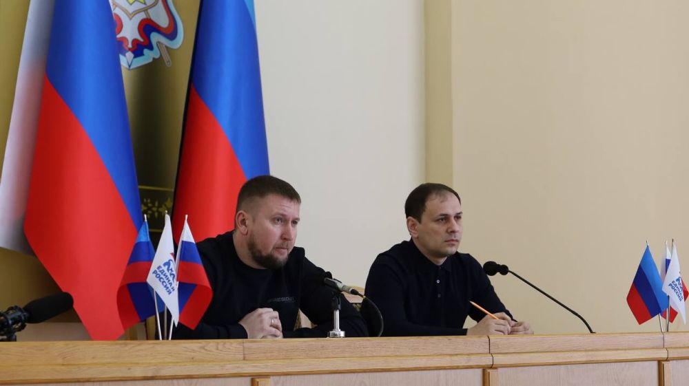 Максим Величко: Вчера, в ходе рабочего визита в Алчевск, принял участие в совещании с Председателем Народного Совета ЛНР Денисом Мирошниченко и главой городского округа города Алчевска Альбертом Апшевым