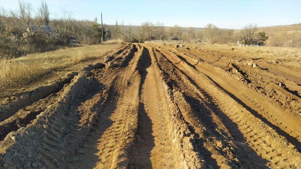 Сергей Колягин: Сотрудники Муниципального унитарного предприятия "Комбинат коммунальных услуг города Первомайска" уже в течении трёх дней проводят мероприятия по отсыпке грунтовой дороги, ведущей к Ольховскому каптажу