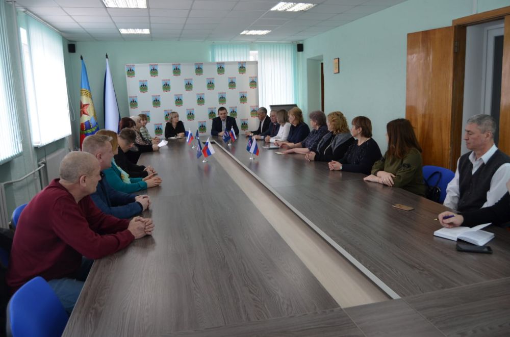 Евгений Морозов: Очередную рабочую встречу с депутатами Совета городского округа город Брянка провел сегодня