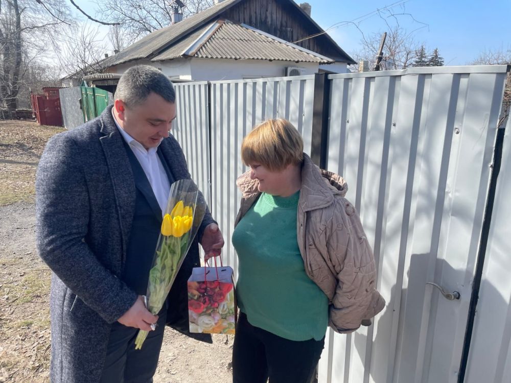 В преддверии весеннего женского праздника в Краснолучском городском округе поздравили жен и матерей участников СВО