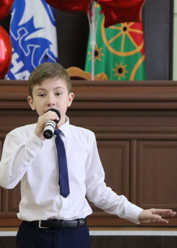 В преддверии празднования Международного женского дня в актовом зале Администрации Антрацитовского муниципального округа прошло торжественное собрание, приуроченное к самому весеннему празднику