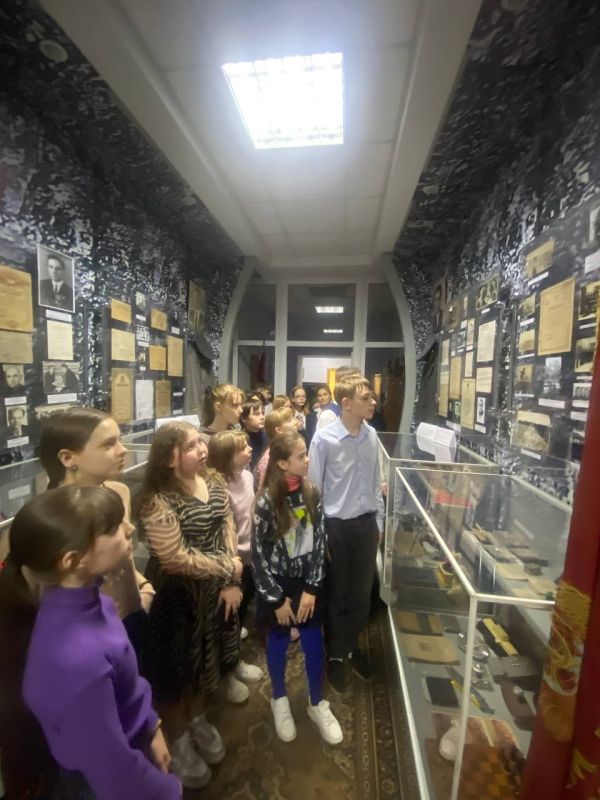 В преддверии Международного женского дня Центр исторического наследия города Ирмино и стахановского движения для школьников провел тематический экскурс "Исторические женские фигуры города Ирмино"