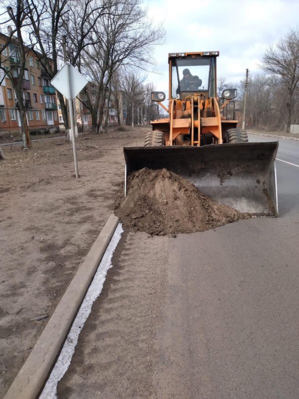 Сегодня в Ирмино продолжают очищать городские дороги от грязи и наносов