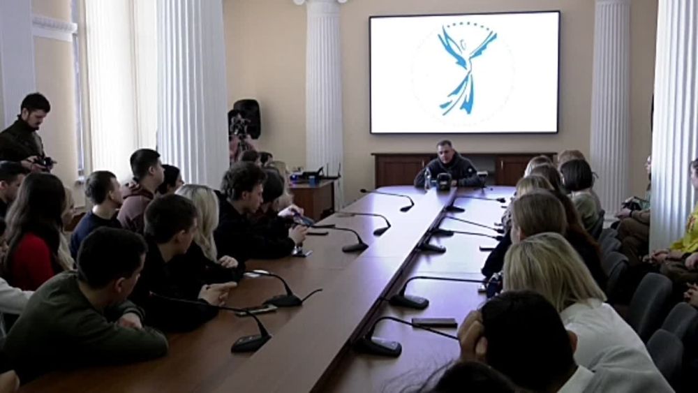 «Мы живем в великое время. Время осознанности. Время единения. Мы начинаем видеть, слышать и понимать. Именно с регионов Донбасса пошло сильнейшее очищение», – российский актер театра и кино Игорь Петренко